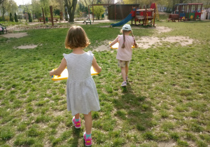 Dzieci maszerują z pisankami na tacy.