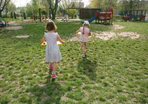 Dzieci maszerują z pisankami na tacy.