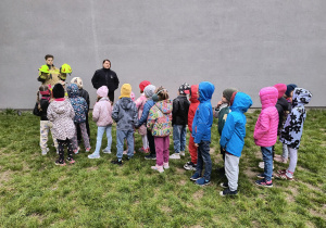 Dzieci rozmawiają z paniami strażaczkami.