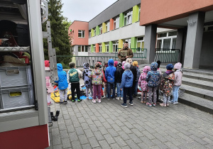 Dzieci oglądają ekwipunek strażacki.