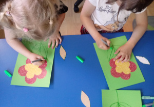 Dzieci tworzą kolorowe laurki.