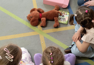 Dzieci podczas spotkania z behawiorystką.