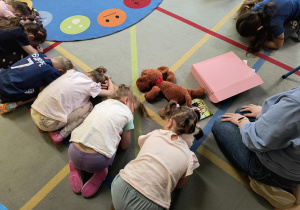 Dzieci podczas spotkania z behawiorystką.