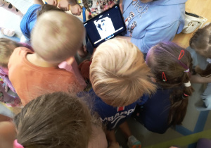 Dzieci podczas spotkania z behawiorystką.