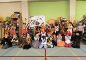 Dzieci w strojach przygotowanych na bal Pani Jesieni.