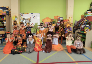 Dzieci w strojach przygotowanych na bal Pani Jesieni.