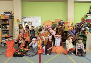 Dzieci w strojach przygotowanych na bal Pani Jesieni.