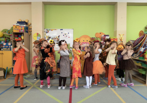 Dzieci w strojach przygotowanych na bal Pani Jesieni.