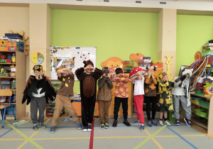 Dzieci w strojach przygotowanych na bal Pani Jesieni.