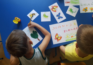 Dzieci tworzą rysunki na temat ochrony przyrody.