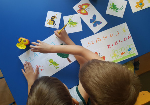 Dzieci tworzą rysunki na temat ochrony przyrody.