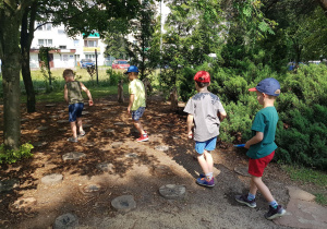 Dzieci bawią się w Leśnym labiryncie.