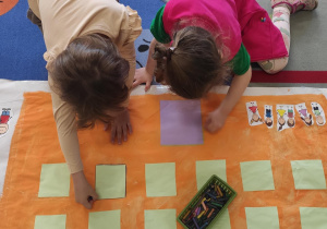 Dzieci tworzą pracę plastyczną.