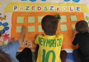 Dzieci tworzą pracę plastyczną.
