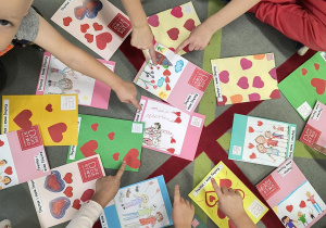 Dzieci oglądają pocztówki.