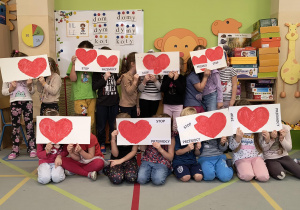 Dzieci prezentuja wykonane plakaty.