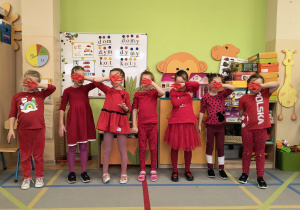 Dzieci ubrane w czerwone stroje.