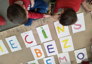 Dzieci przygotowujace baner promujący kampanię Dzieciństwo Bez Przemocy.